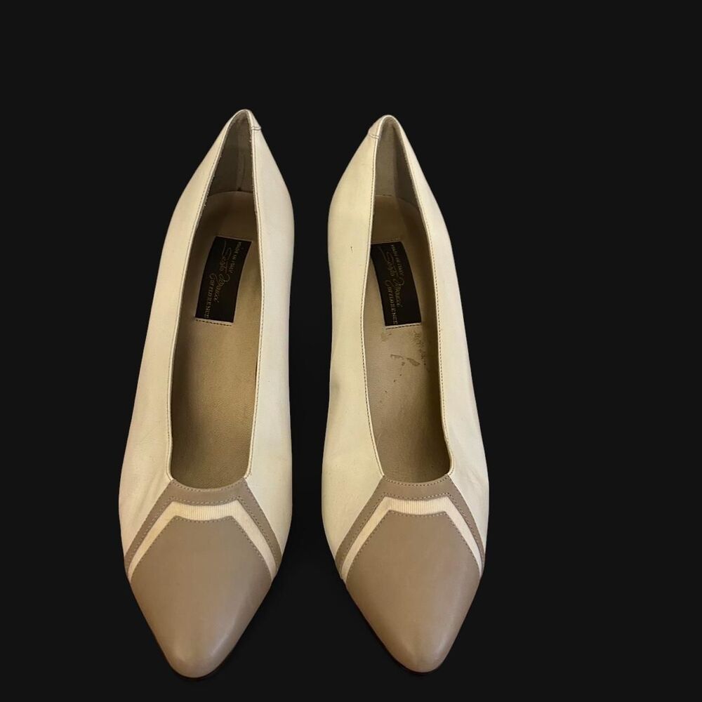 Vintage Women's White and Cream Pumps